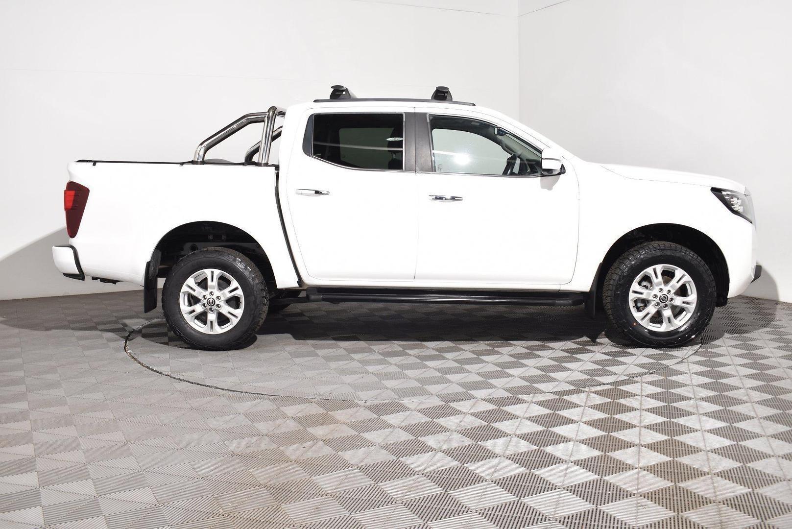 2021 Nissan Navara ST — photo 9