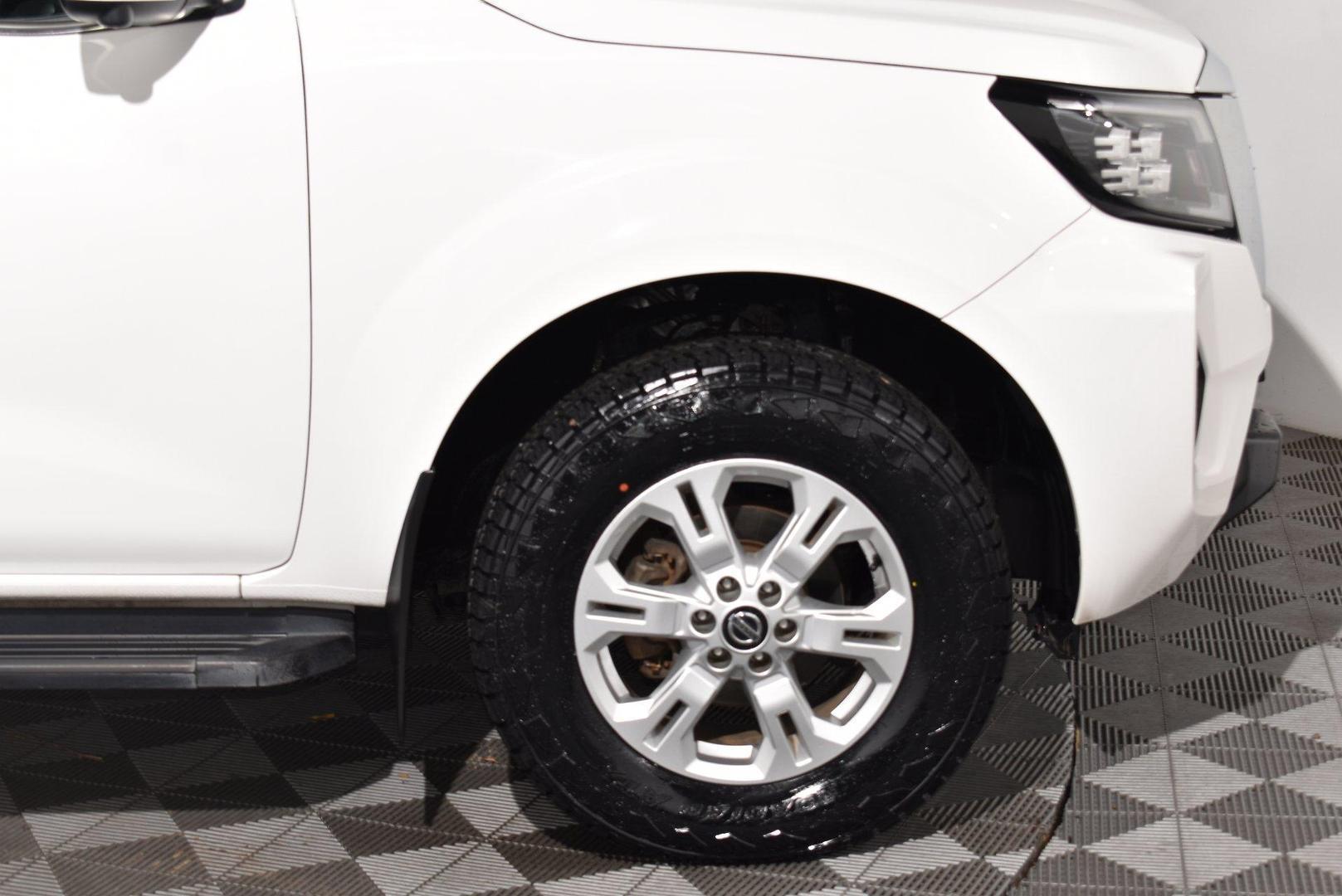 2021 Nissan Navara ST — photo 13