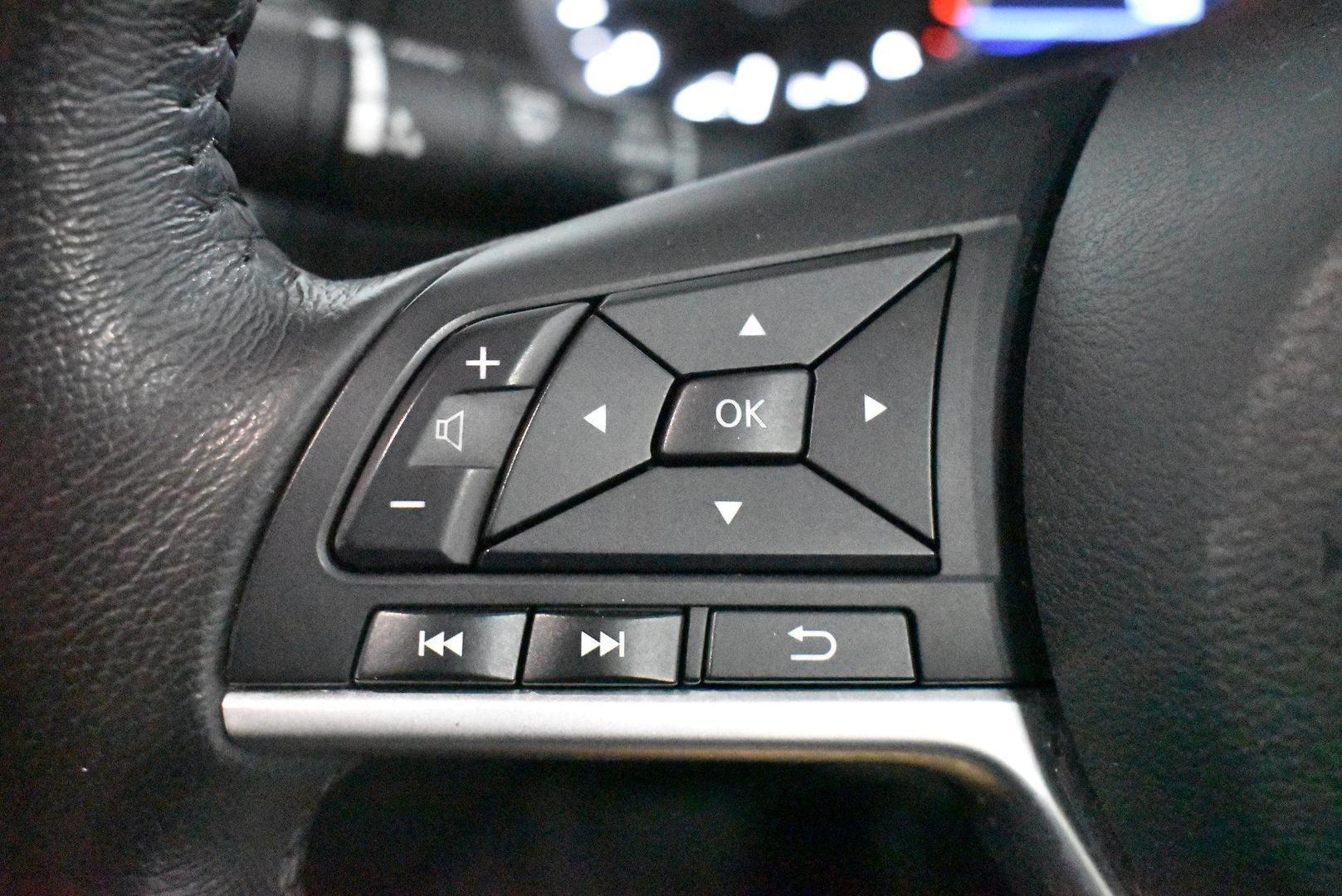 2021 Nissan Navara ST — photo 16