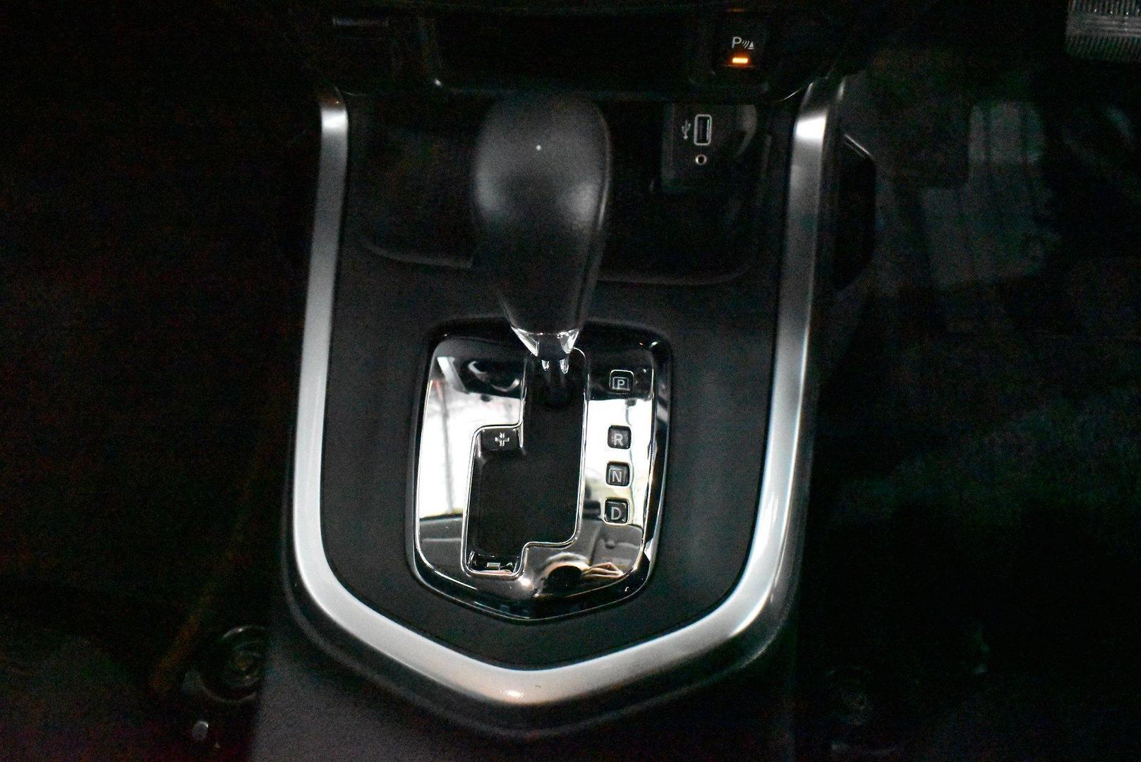 2021 Nissan Navara ST — photo 8