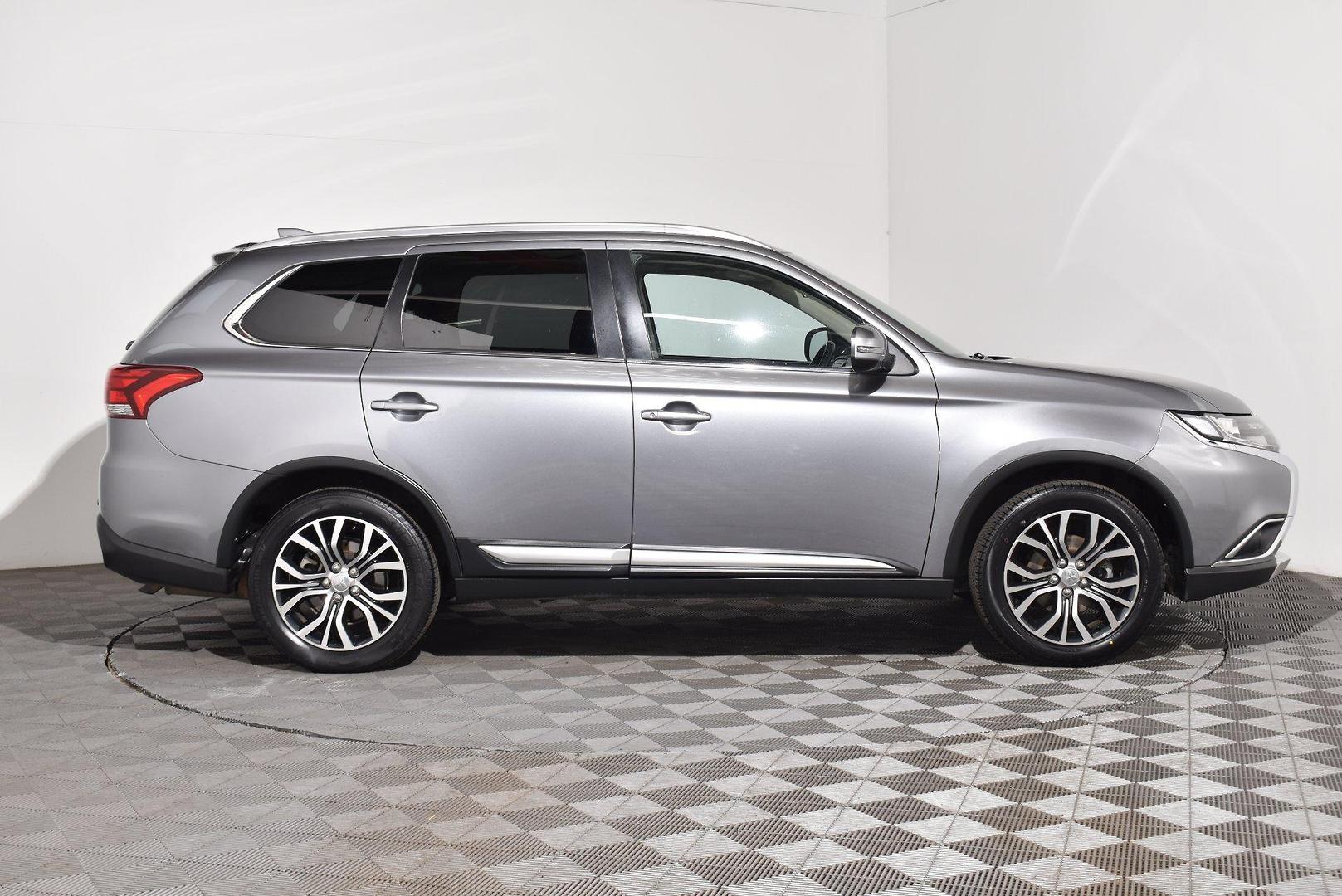 2017 Mitsubishi Outlander LS — photo 10