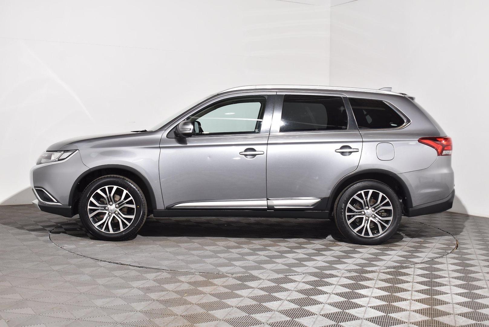 2017 Mitsubishi Outlander LS — photo 11