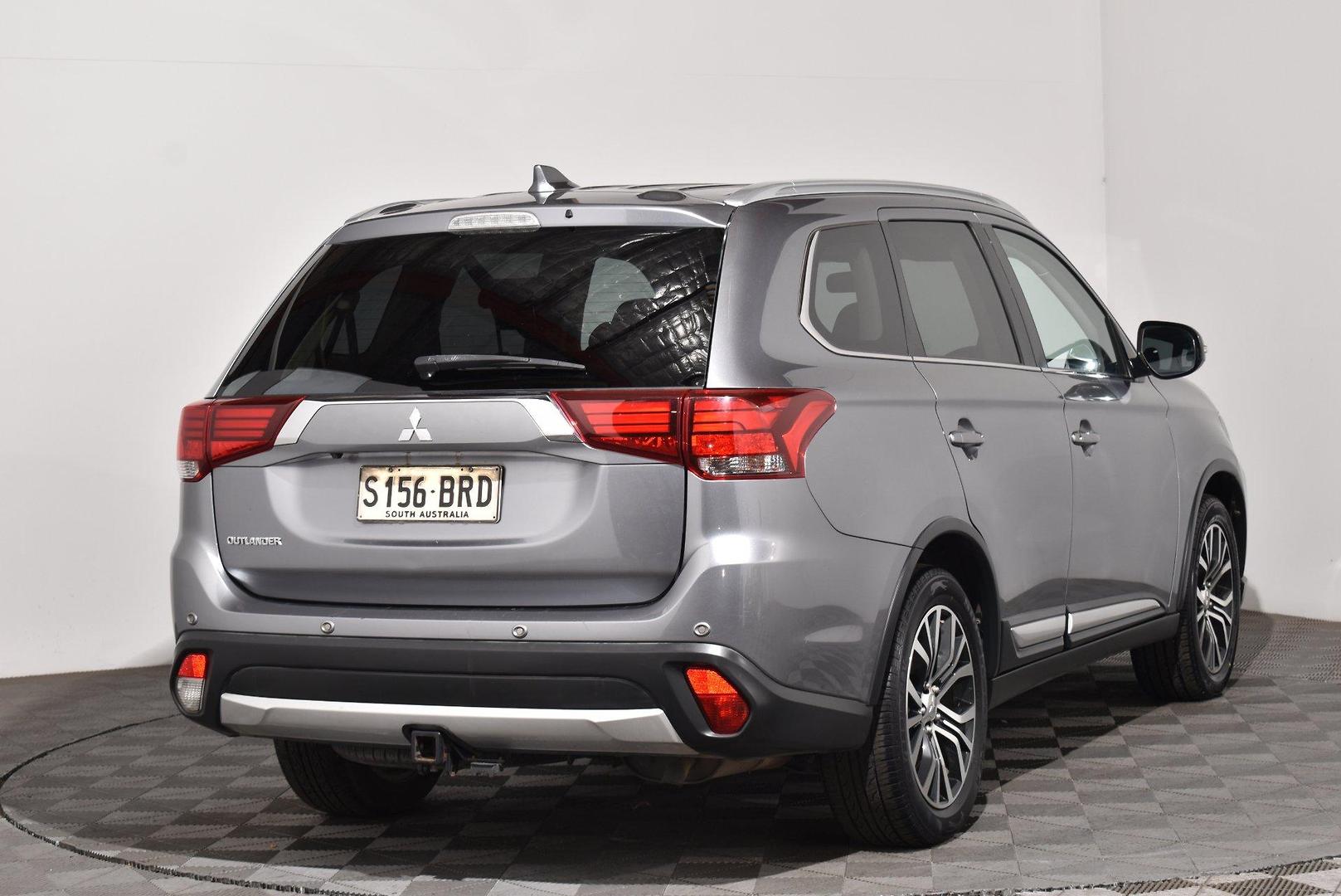 2017 Mitsubishi Outlander LS — photo 14
