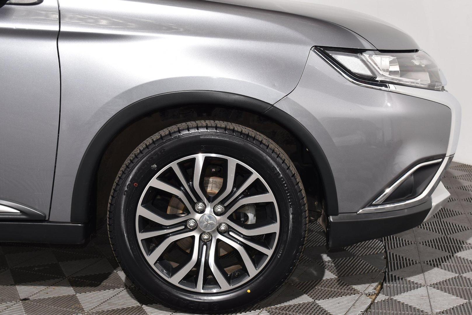 2017 Mitsubishi Outlander LS — photo 18