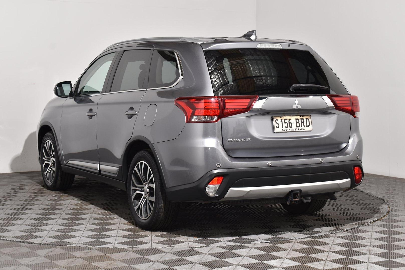 2017 Mitsubishi Outlander LS — photo 2