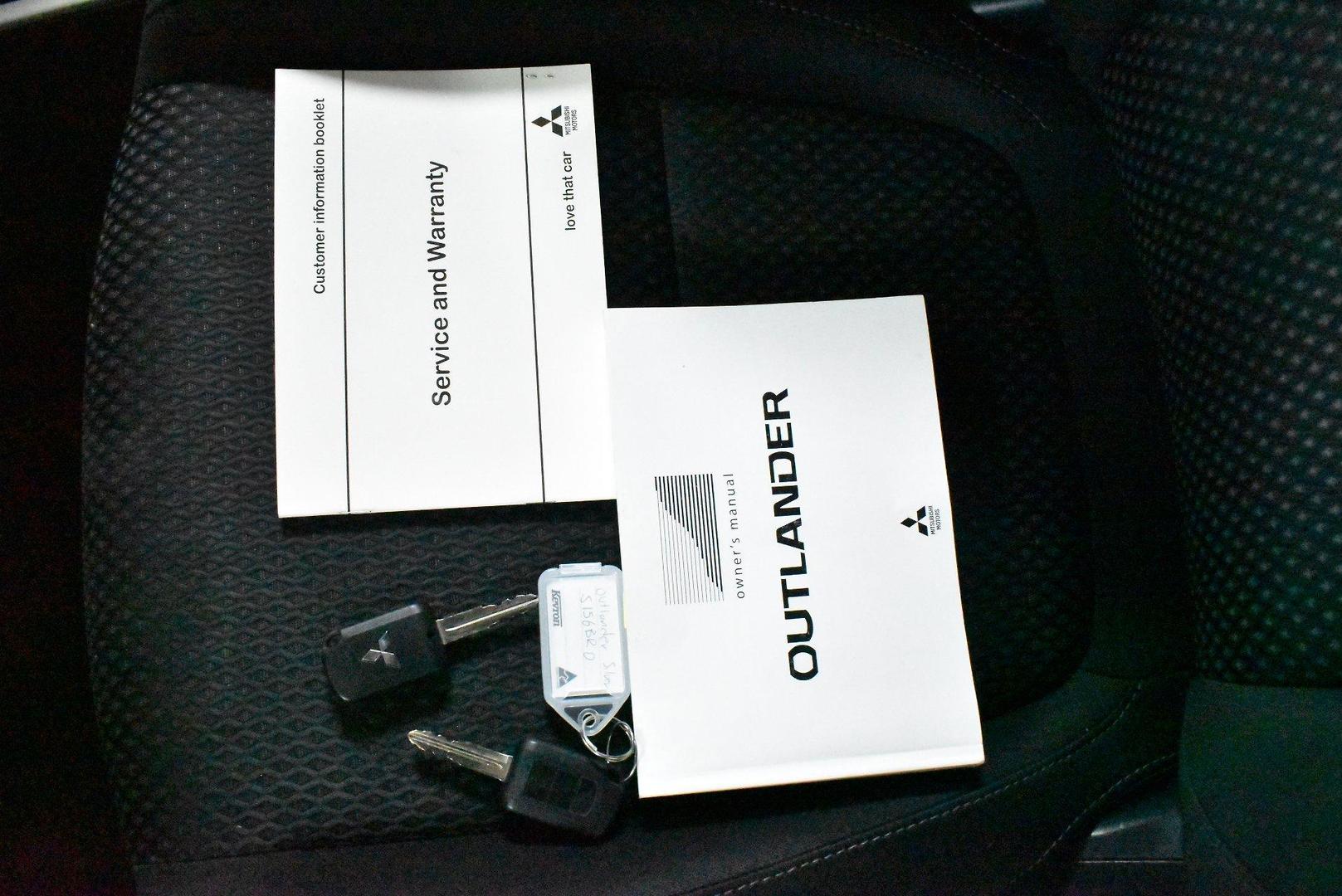 2017 Mitsubishi Outlander LS — photo 25