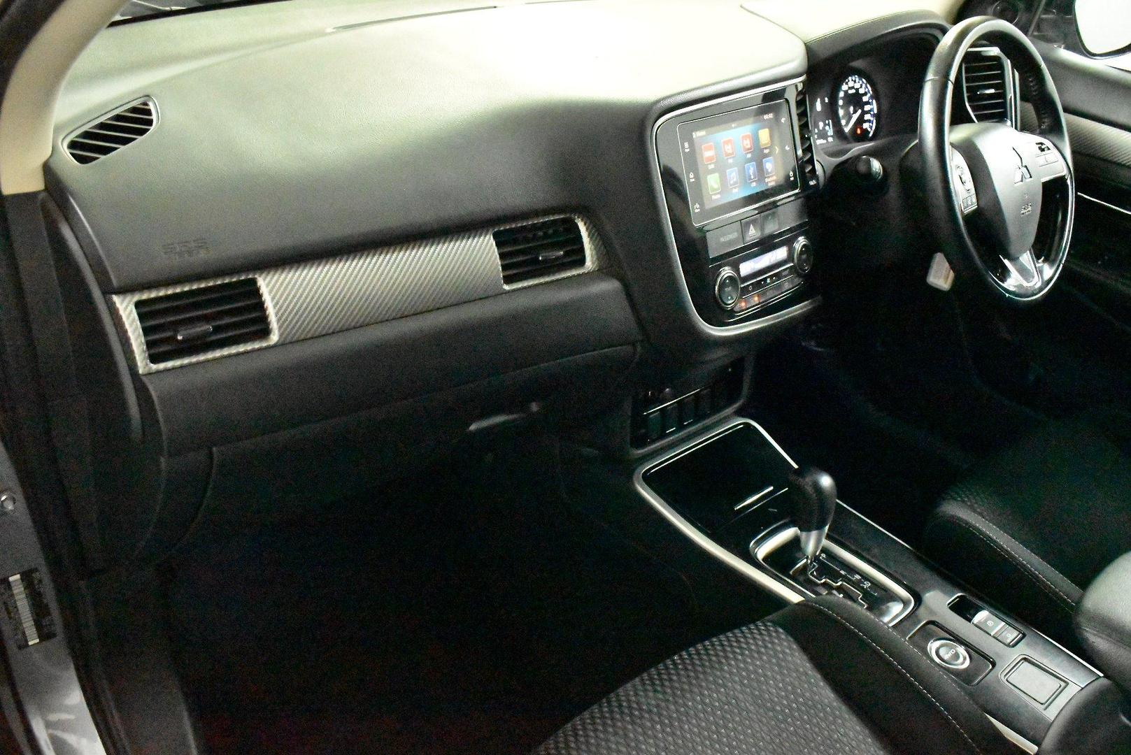 2017 Mitsubishi Outlander LS — photo 6