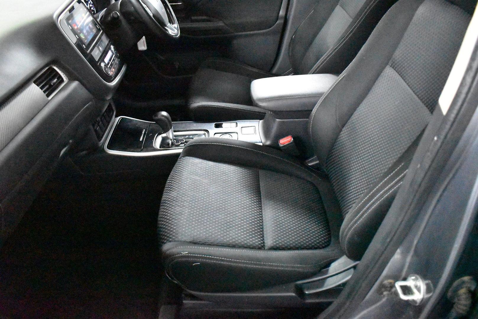 2017 Mitsubishi Outlander LS — photo 7