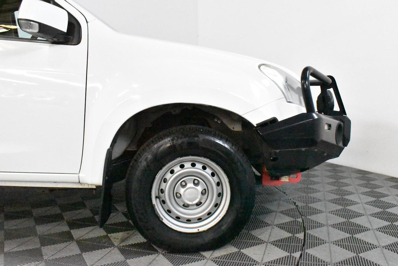 2017 Isuzu D-MAX SX — photo 18