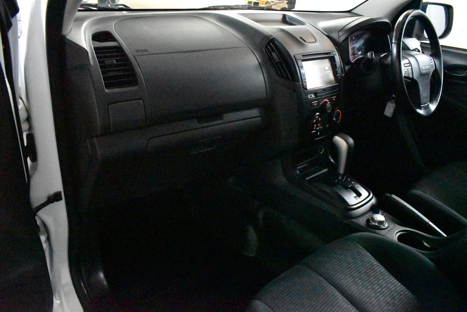 2017 Isuzu D-MAX SX — photo 6
