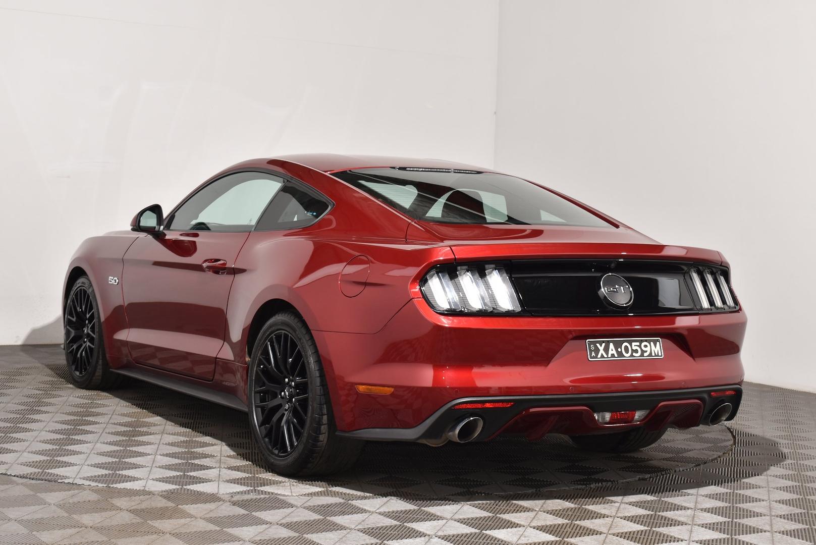 2015 Ford Mustang GT — photo 2