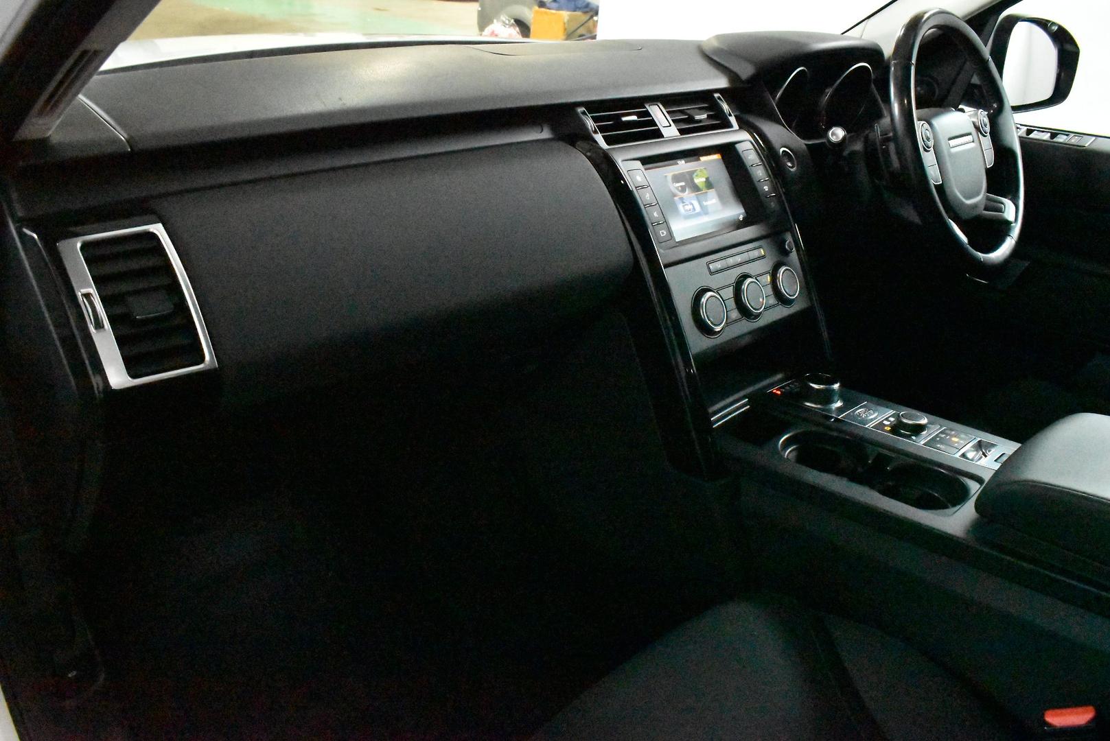 2017 Land Rover Discovery TD6 S — photo 6