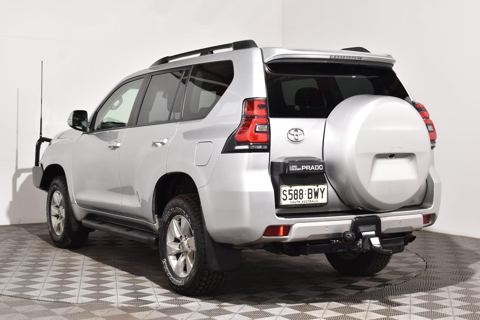 2017 Toyota Landcruiser Prado GXL — photo 2