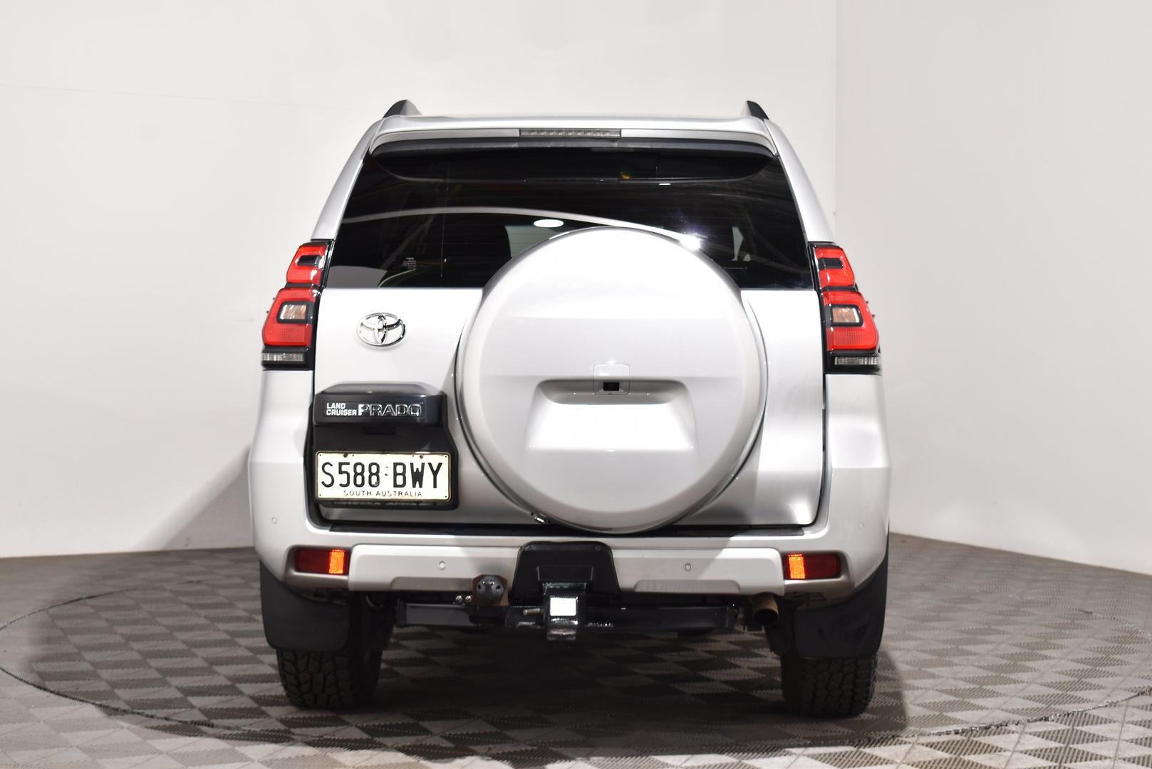 2017 Toyota Landcruiser Prado GXL — photo 4