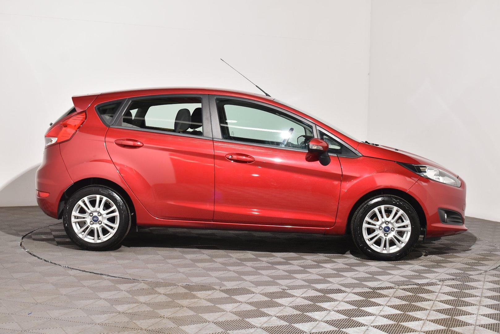 2014 Ford Fiesta Trend — photo 10