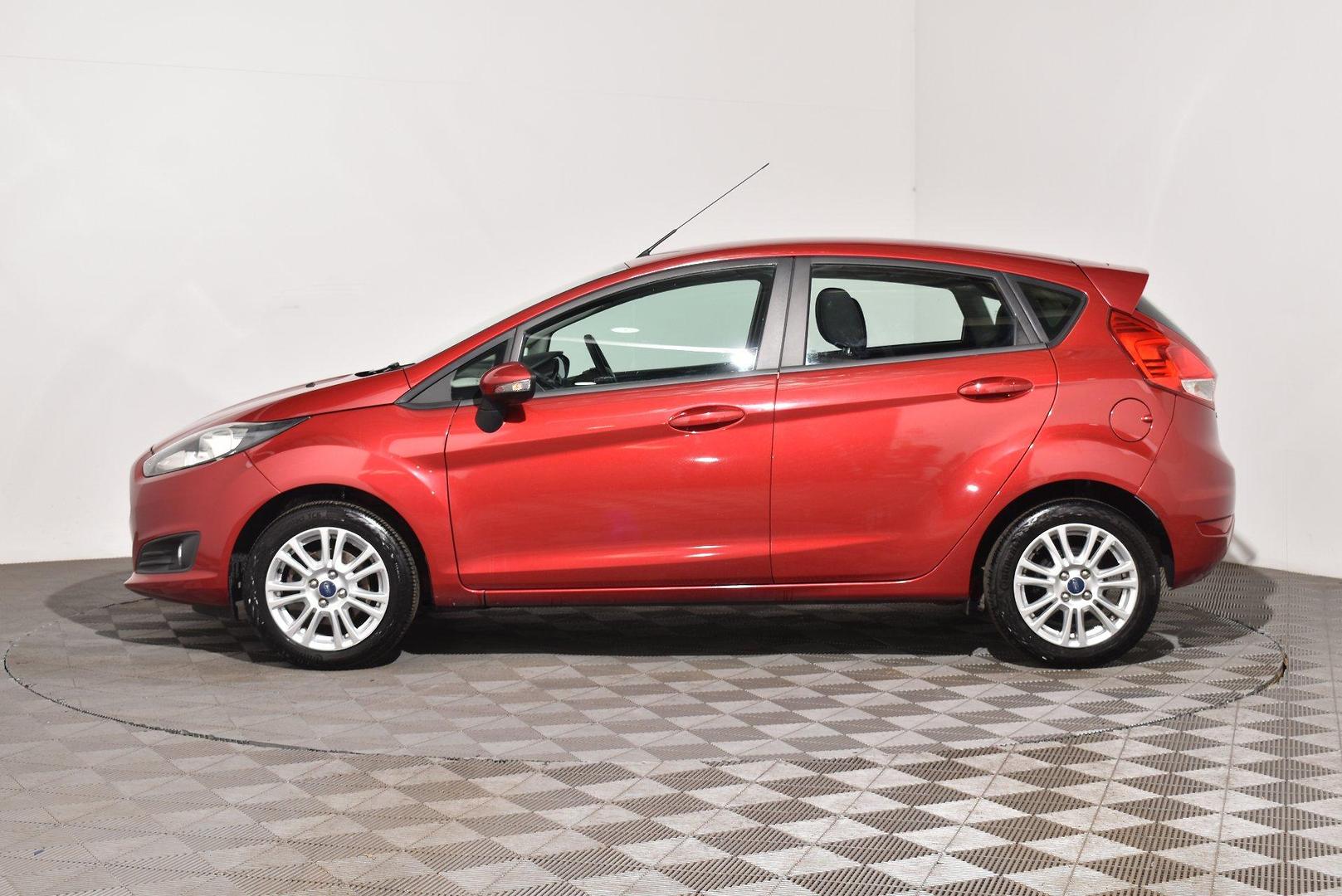 2014 Ford Fiesta Trend — photo 11