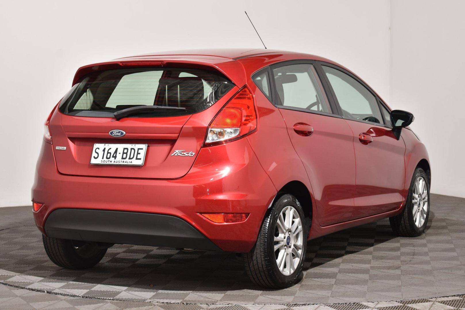 2014 Ford Fiesta Trend — photo 14