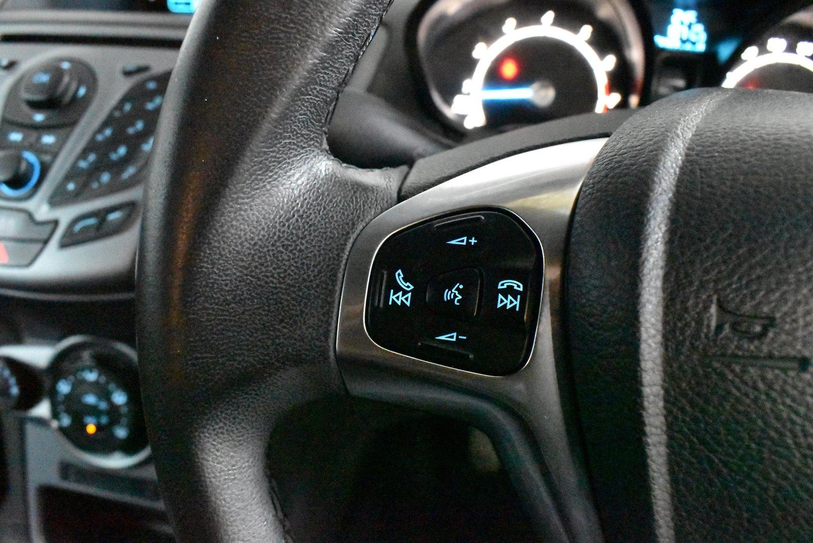 2014 Ford Fiesta Trend — photo 21
