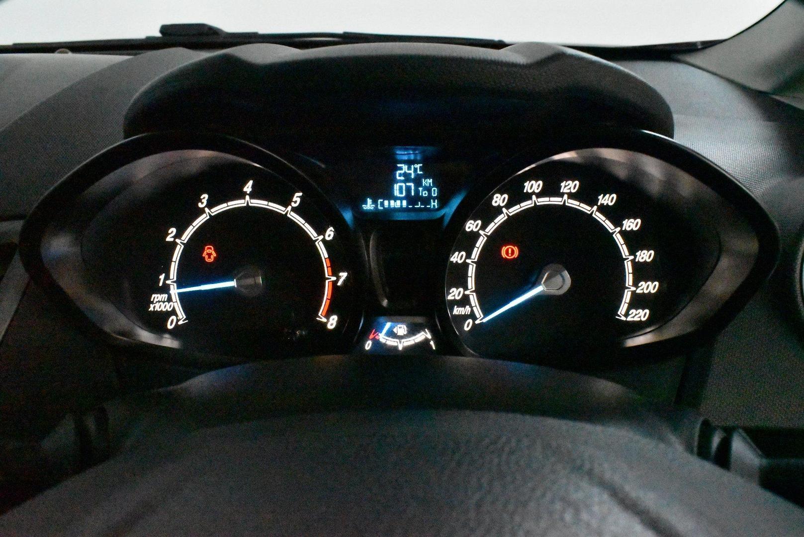 2014 Ford Fiesta Trend — photo 23
