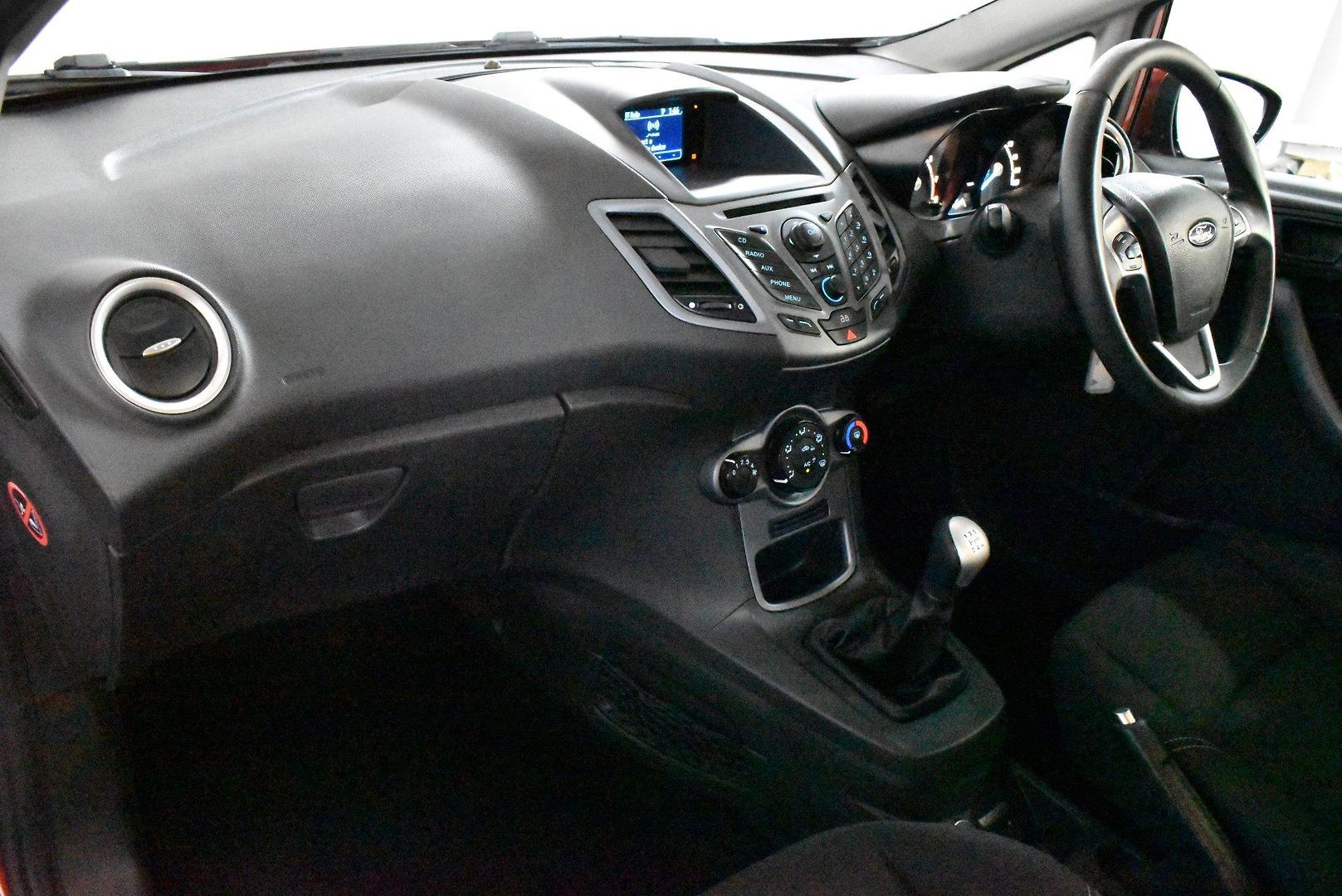 2014 Ford Fiesta Trend — photo 6