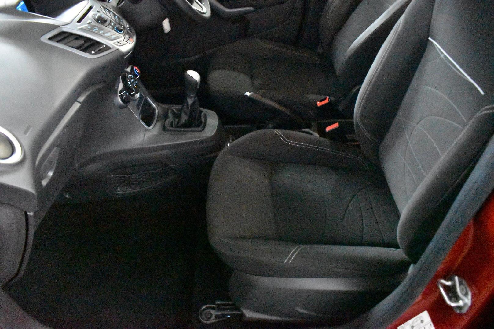 2014 Ford Fiesta Trend — photo 7