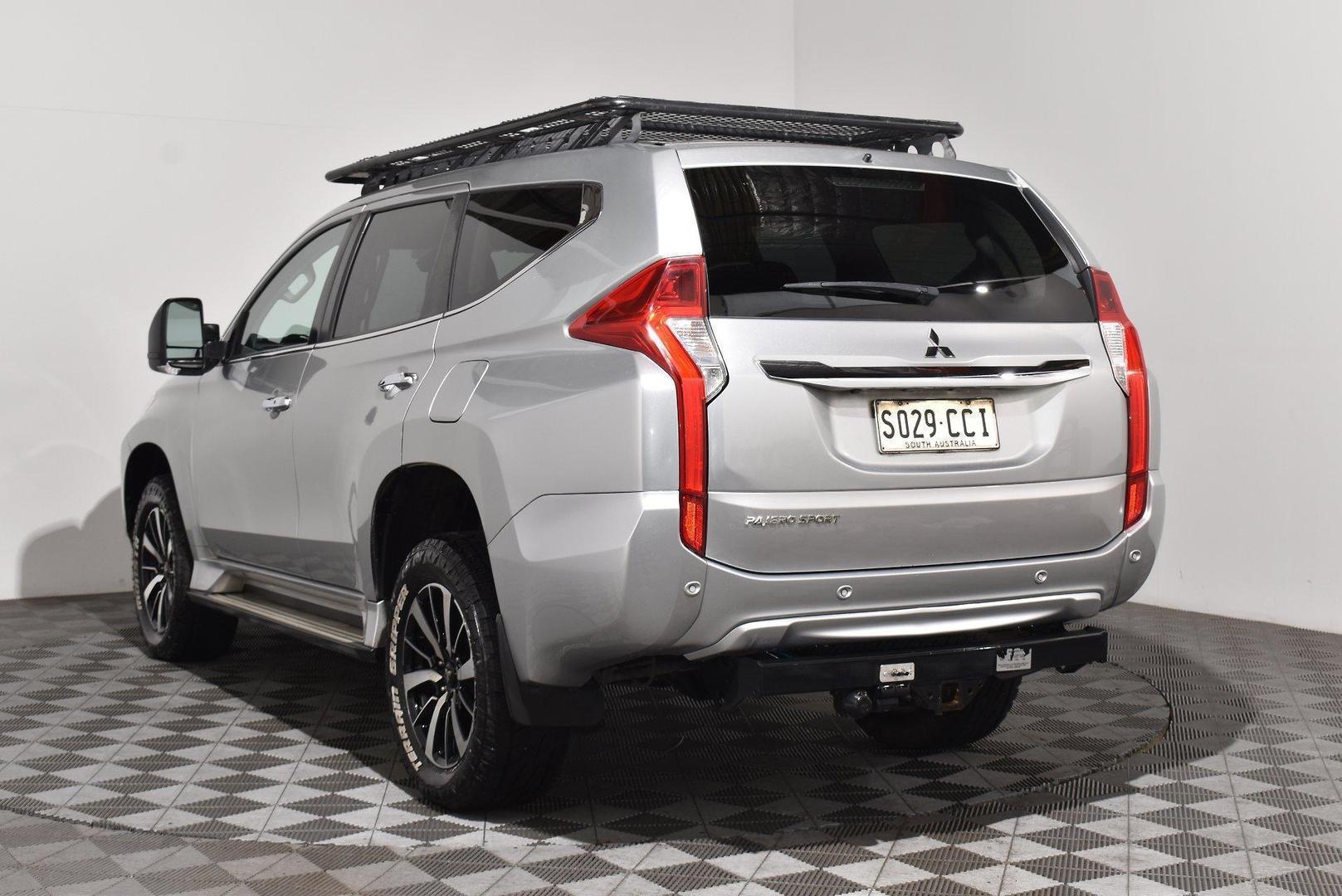 2017 Mitsubishi Pajero Sport GLS — photo 2
