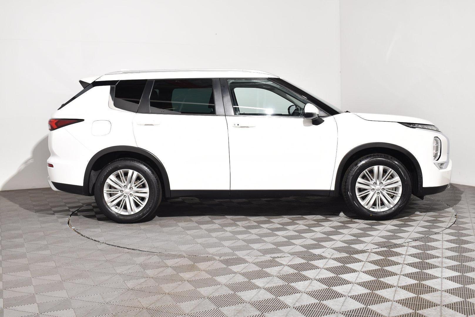 2022 Mitsubishi Outlander LS — photo 10