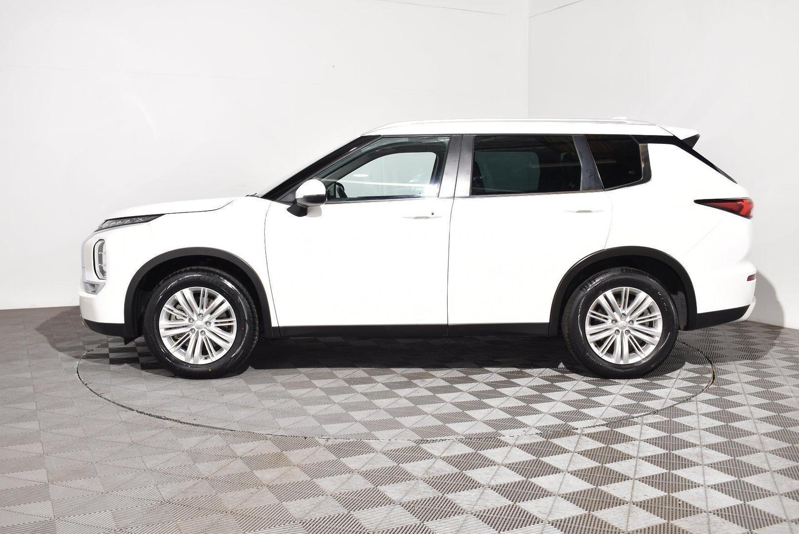 2022 Mitsubishi Outlander LS — photo 11