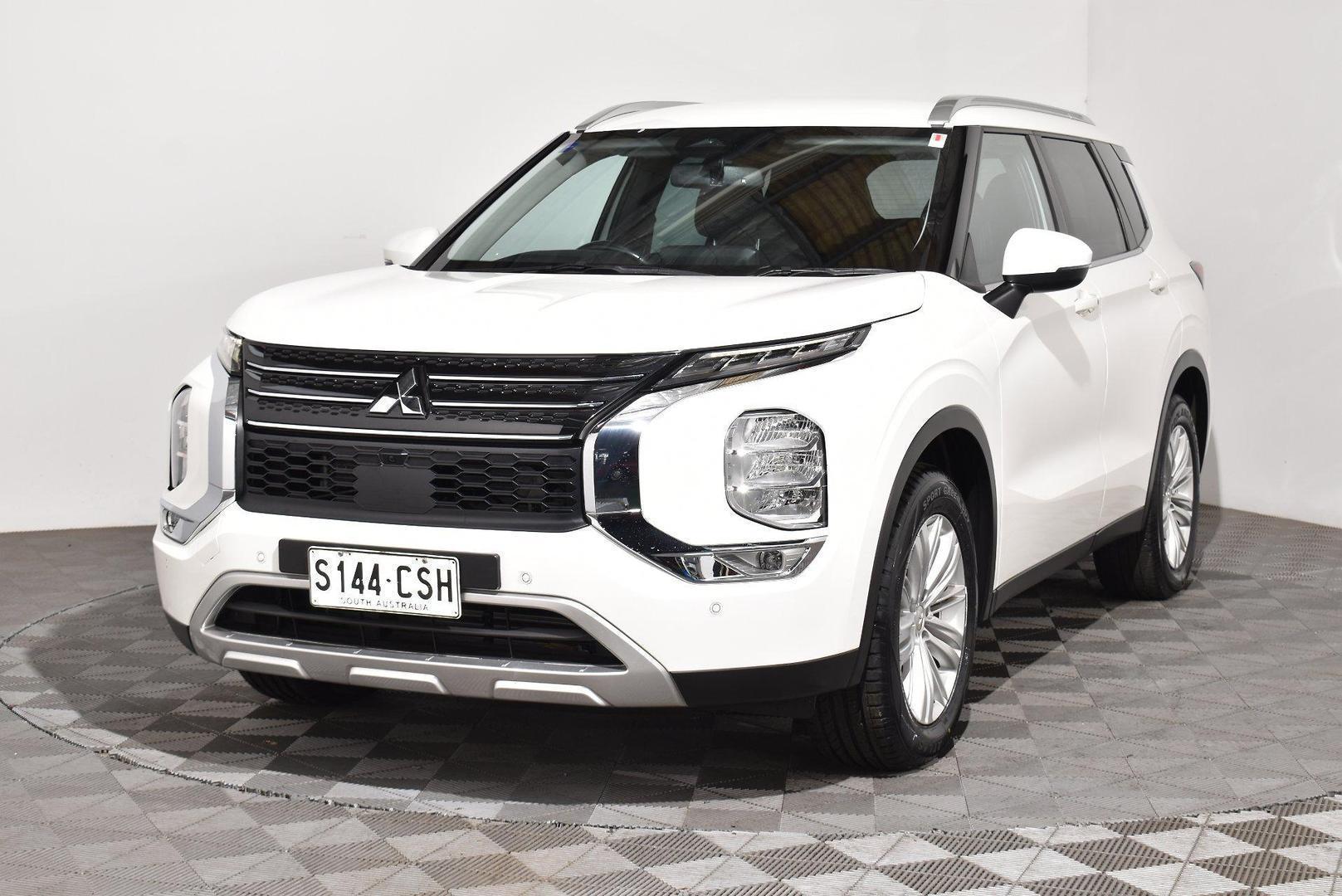 2022 Mitsubishi Outlander LS — photo 13