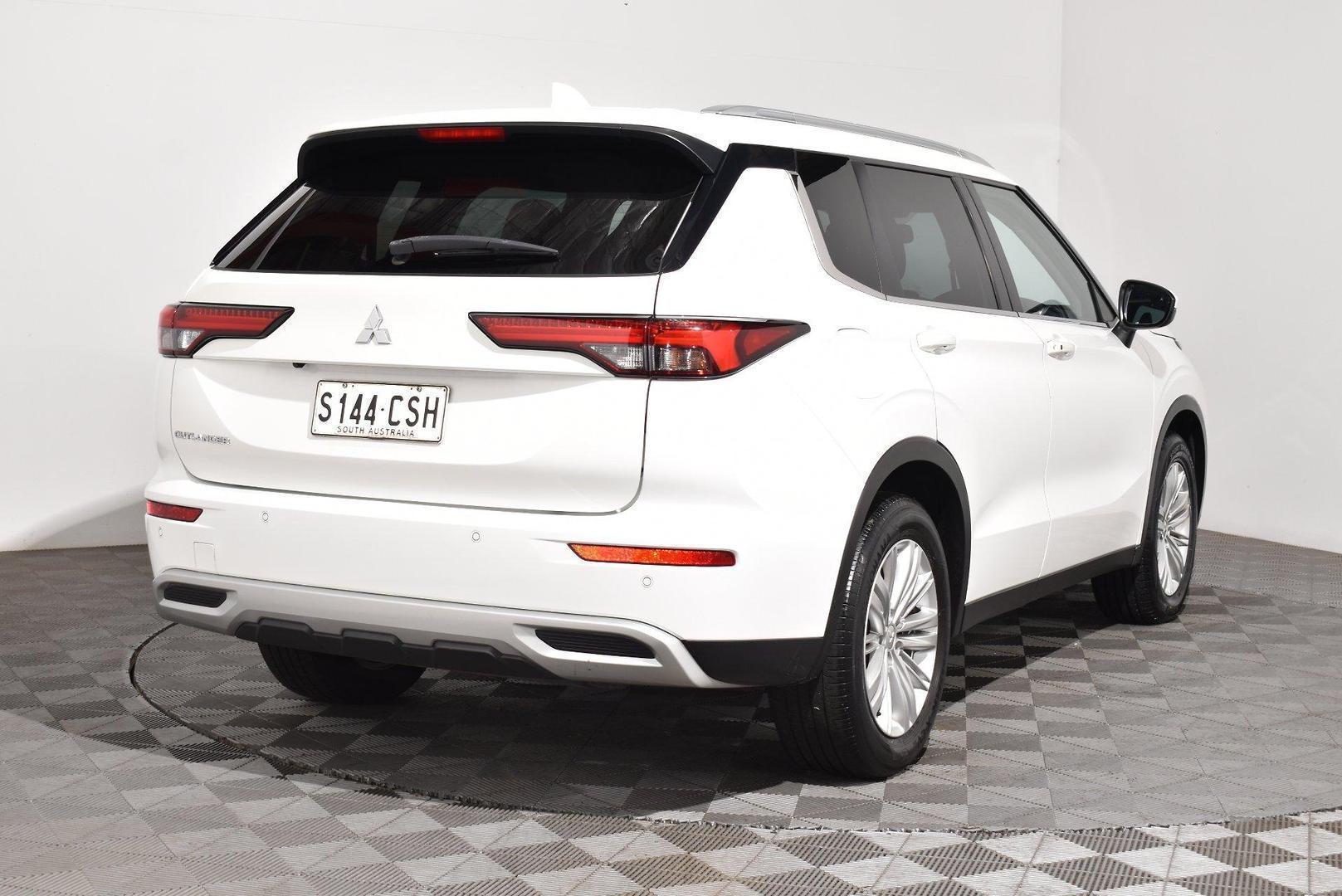 2022 Mitsubishi Outlander LS — photo 14