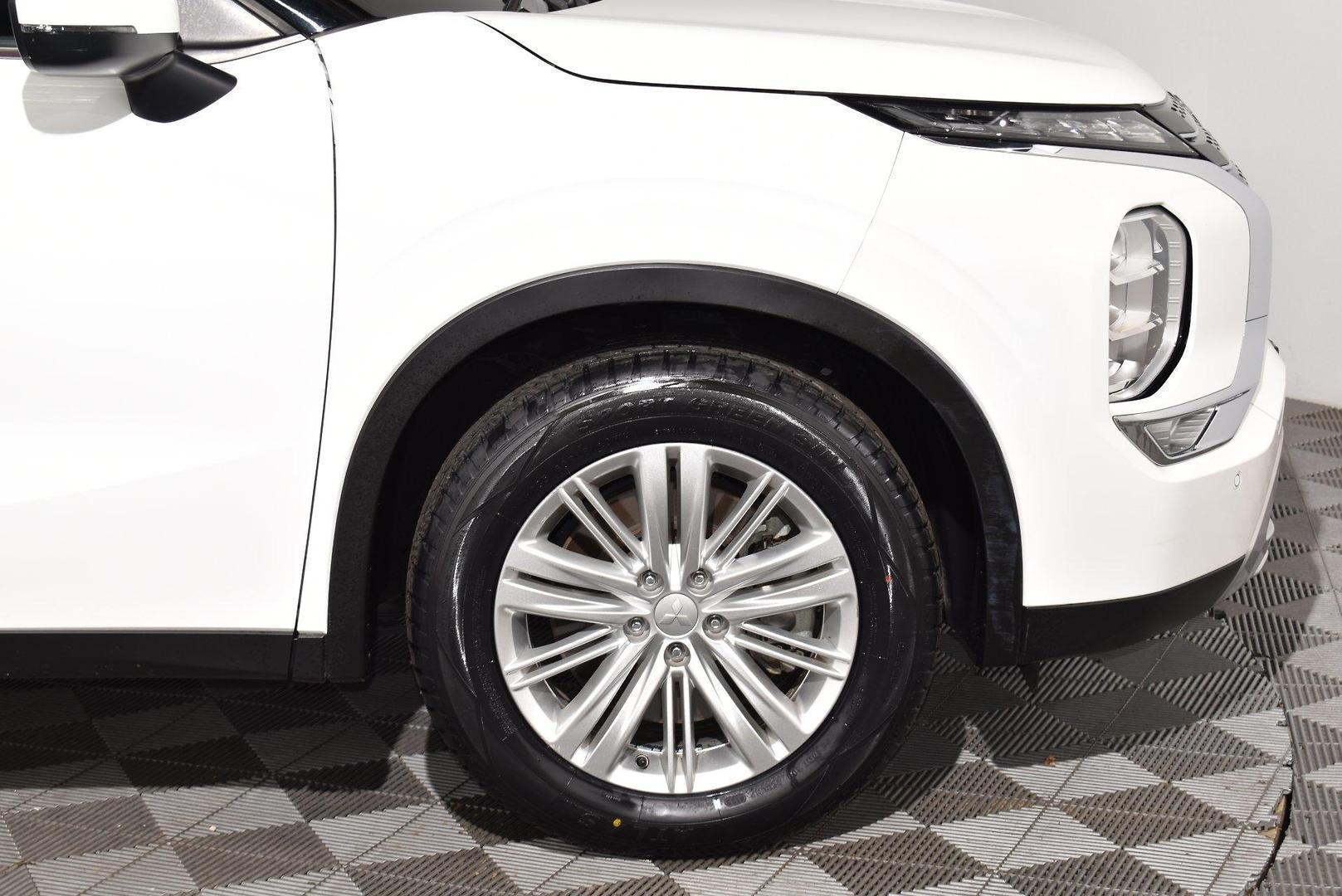 2022 Mitsubishi Outlander LS — photo 18