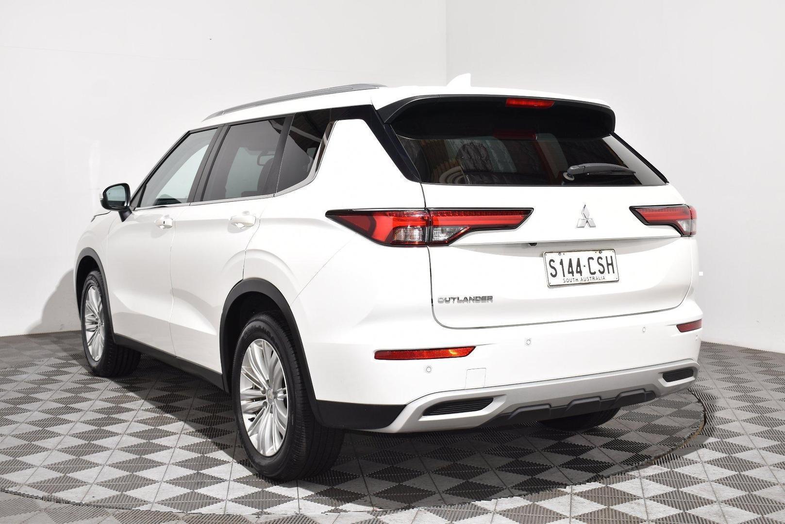 2022 Mitsubishi Outlander LS — photo 2