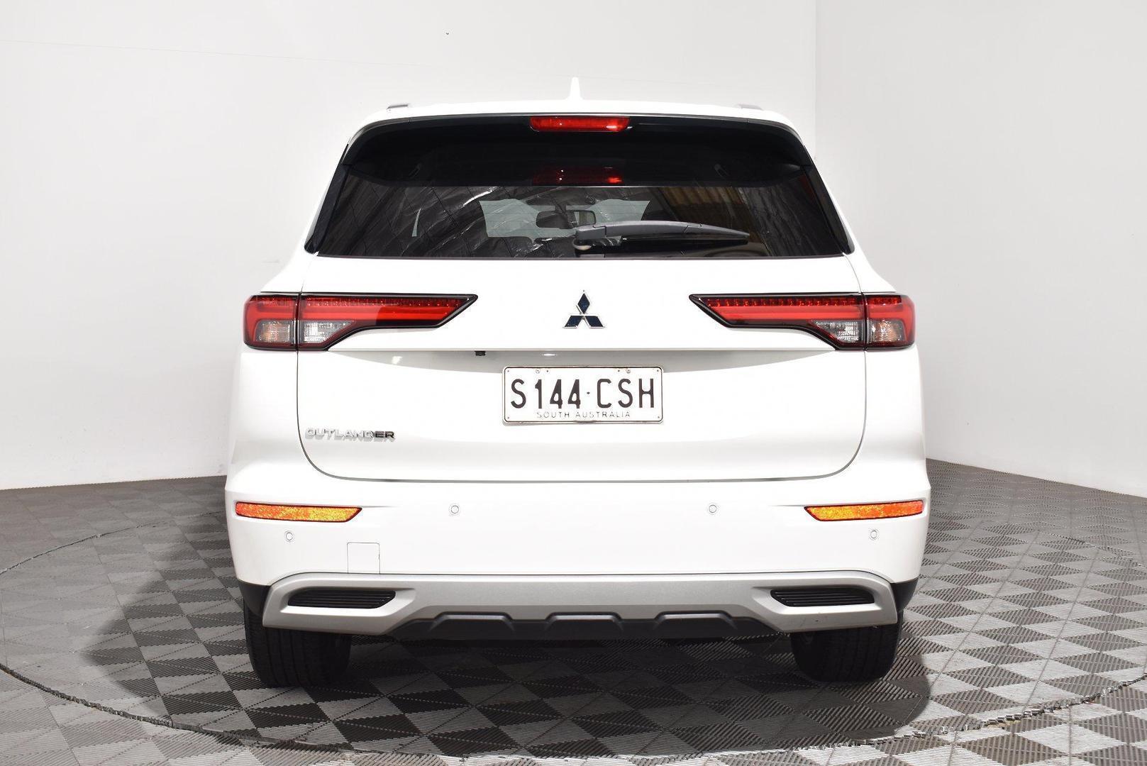 2022 Mitsubishi Outlander LS — photo 4