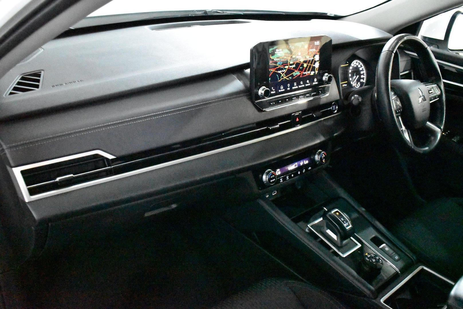 2022 Mitsubishi Outlander LS — photo 6