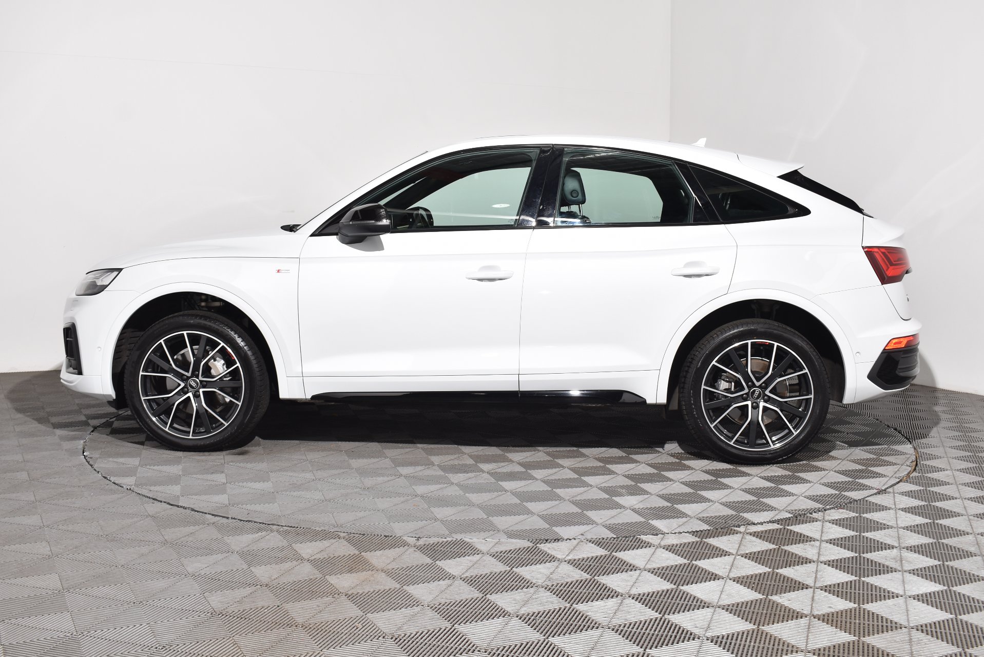 2022 Audi Q5 45 TFSI S line — photo 11
