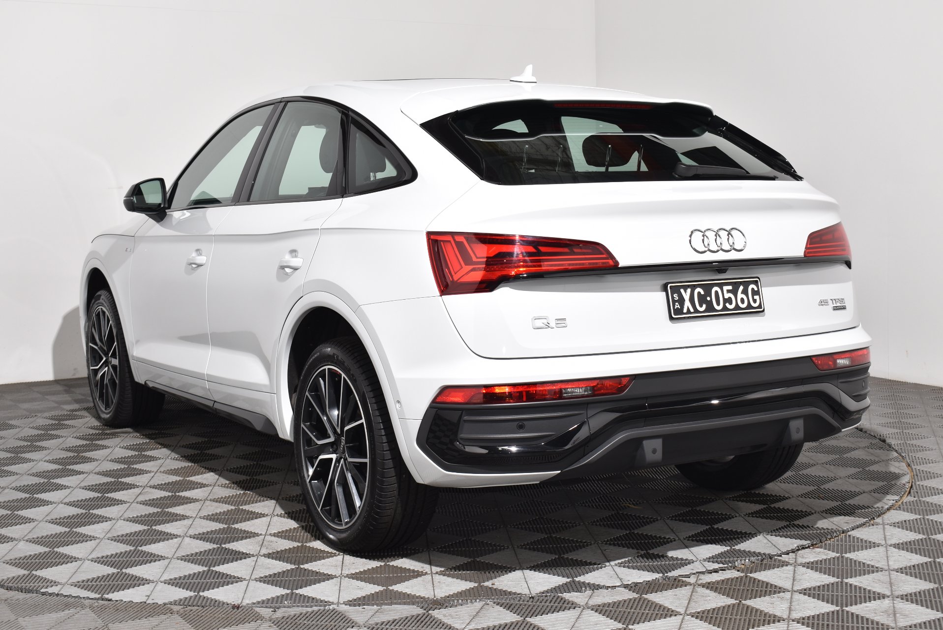 2022 Audi Q5 45 TFSI S line — photo 2