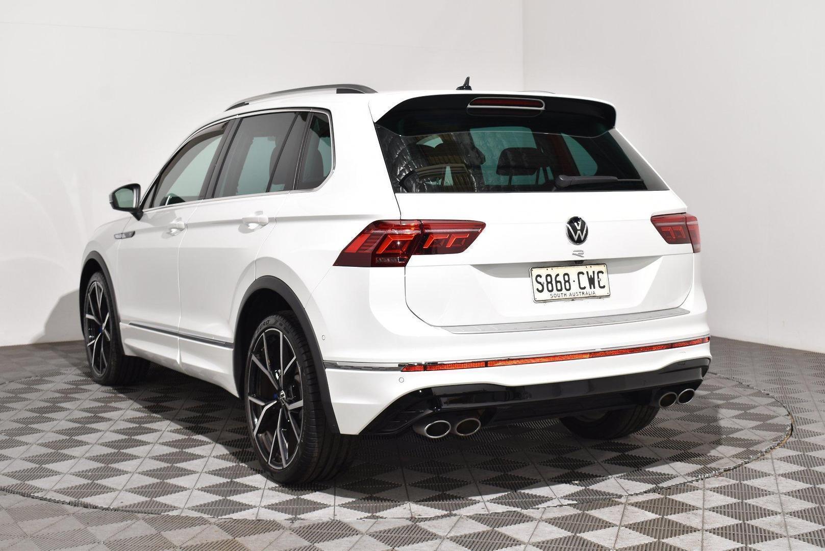 2023 Volkswagen Tiguan R — photo 2