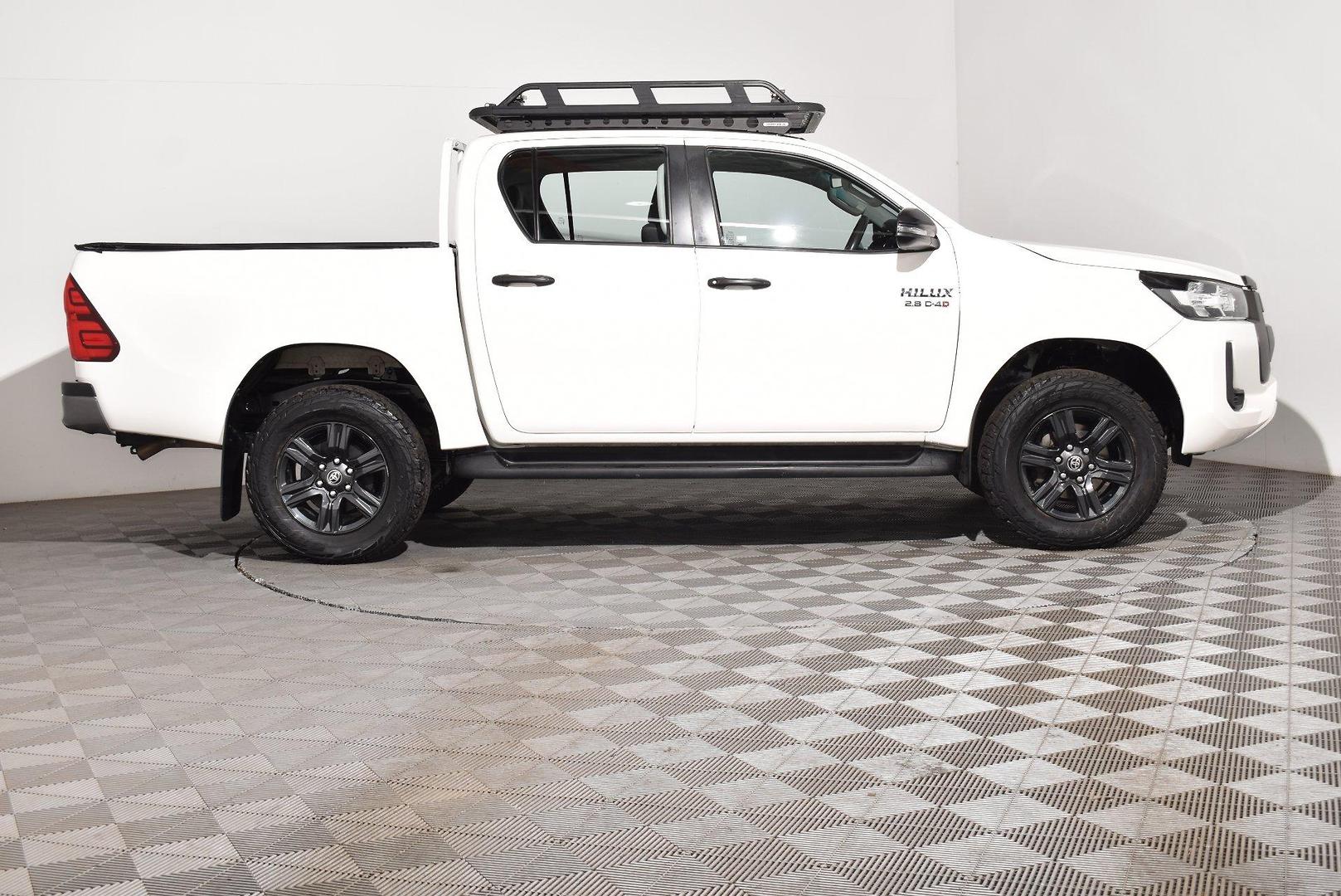 2021 Toyota Hilux SR — photo 10