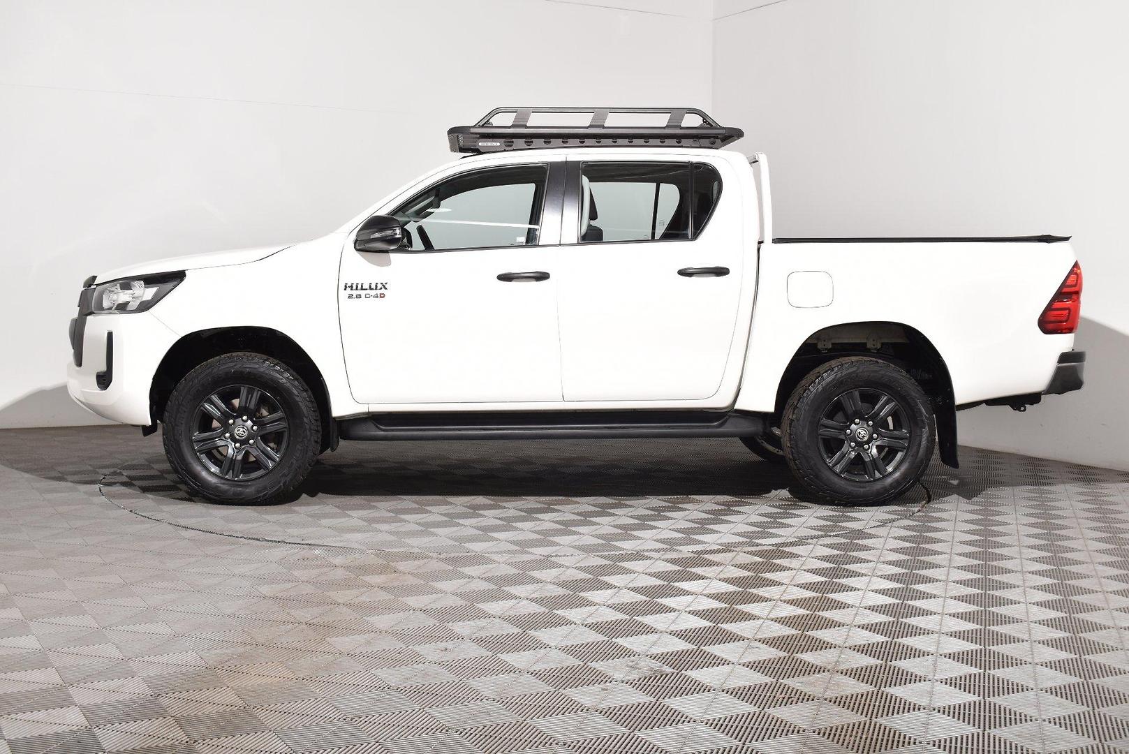 2021 Toyota Hilux SR — photo 11