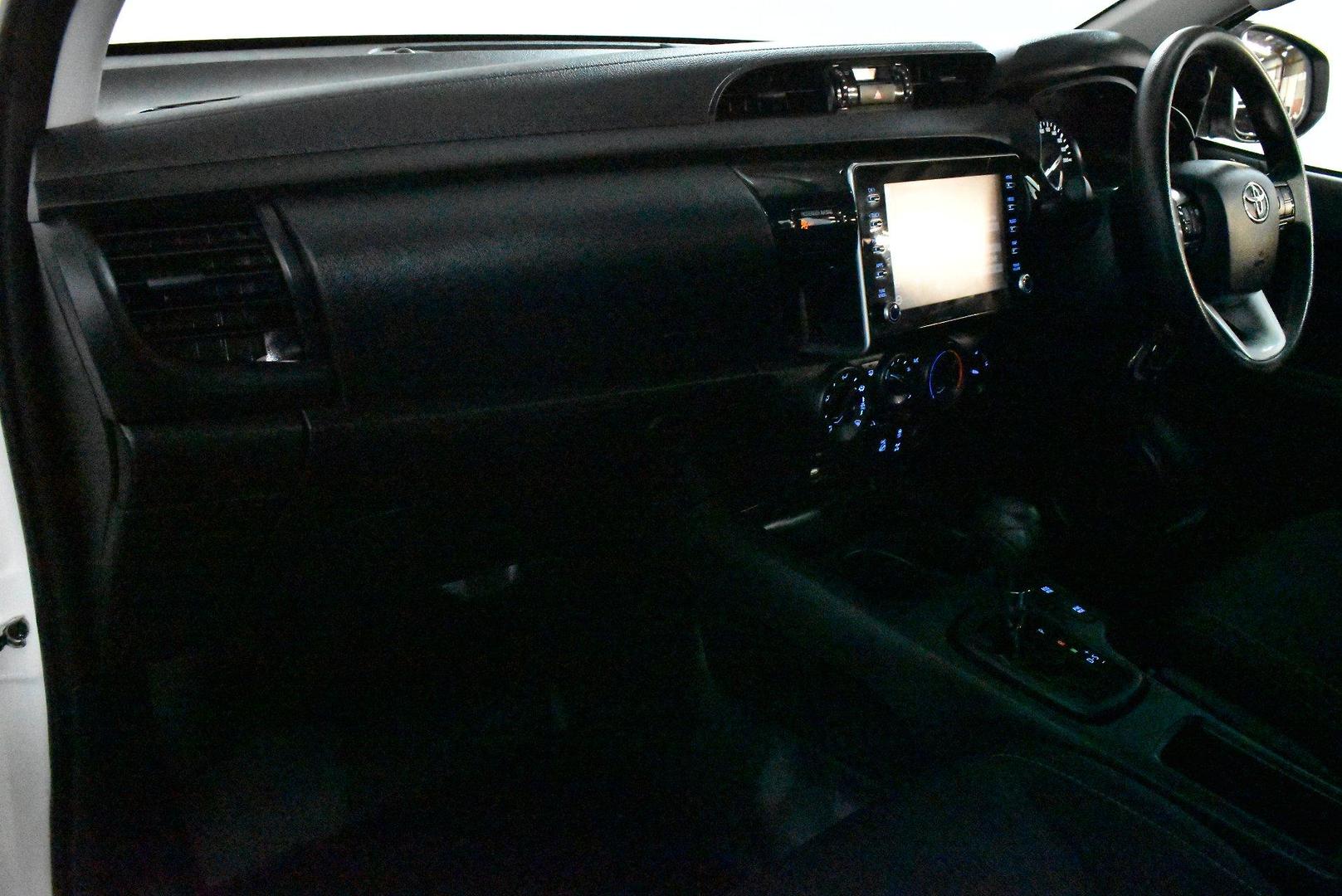 2021 Toyota Hilux SR — photo 6