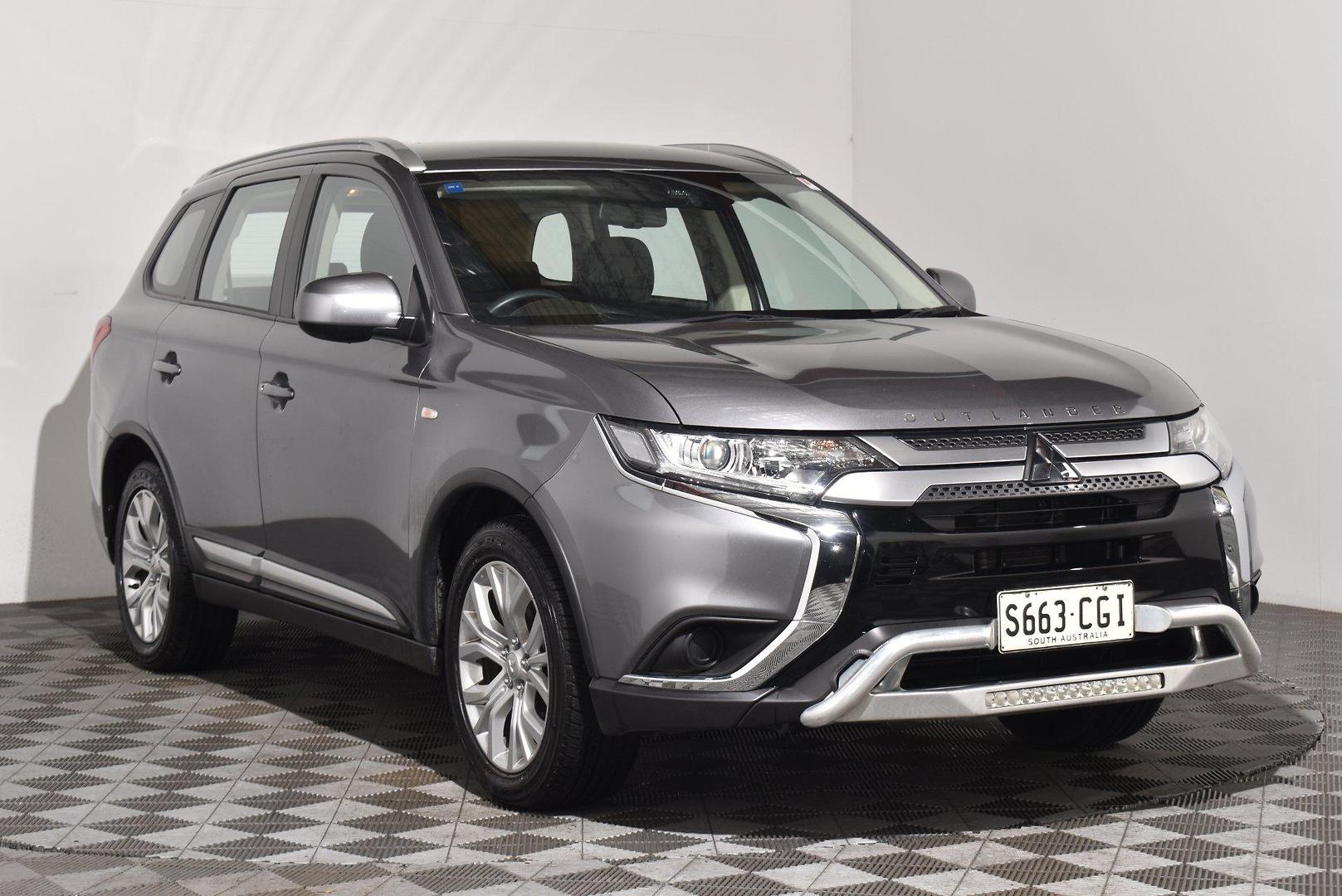 2020 Mitsubishi Outlander ES — photo 1