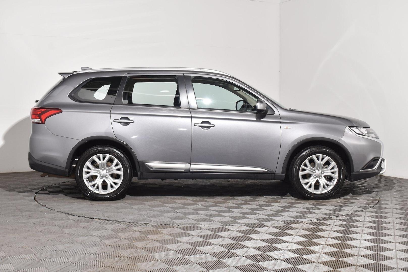 2020 Mitsubishi Outlander ES — photo 10