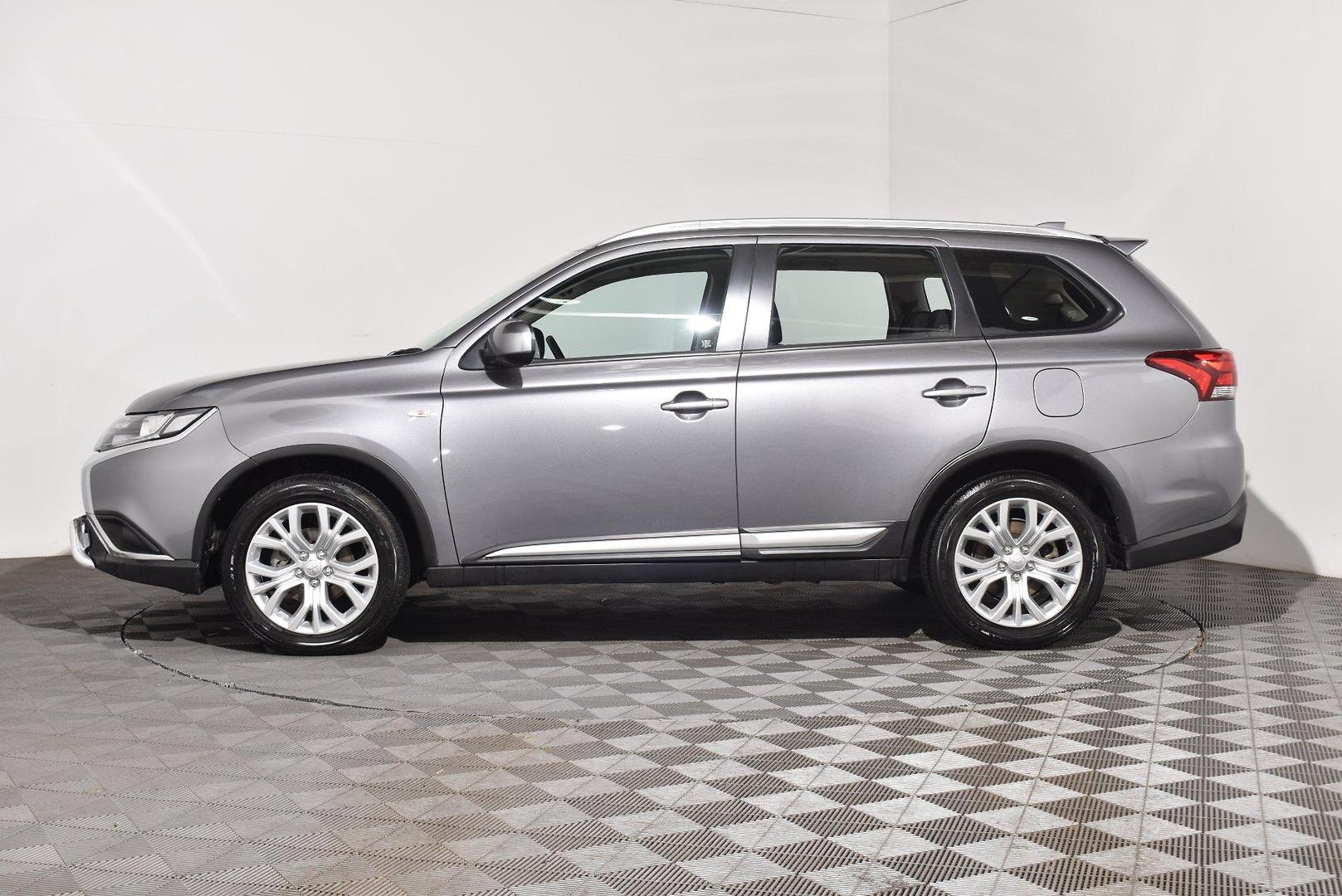 2020 Mitsubishi Outlander ES — photo 11
