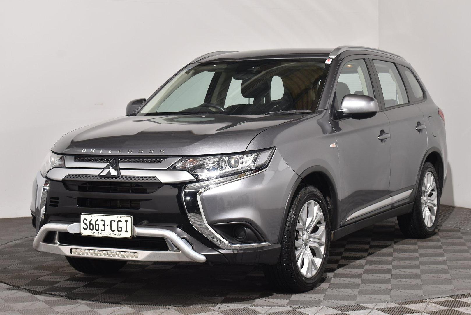 2020 Mitsubishi Outlander ES — photo 13