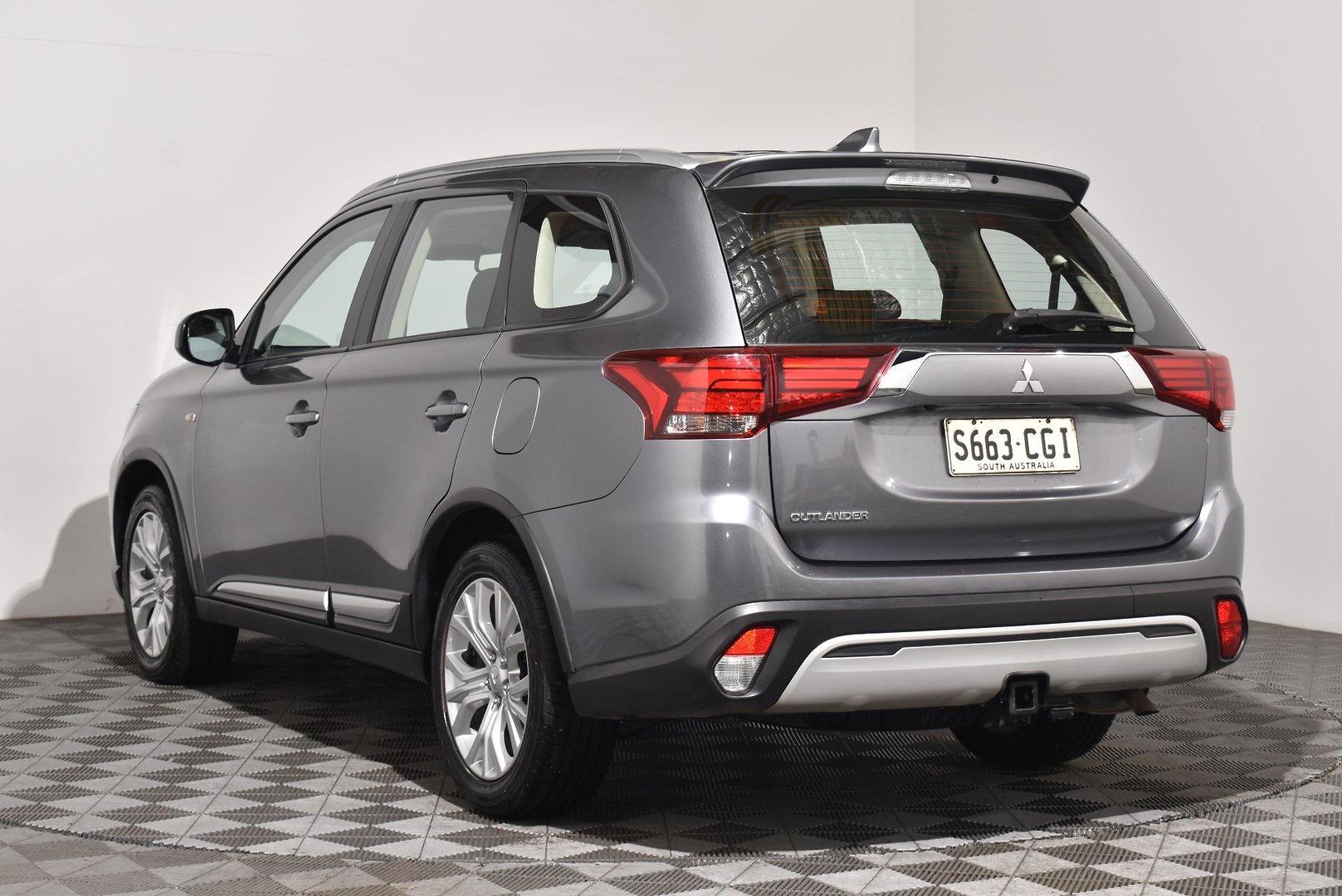 2020 Mitsubishi Outlander ES — photo 14