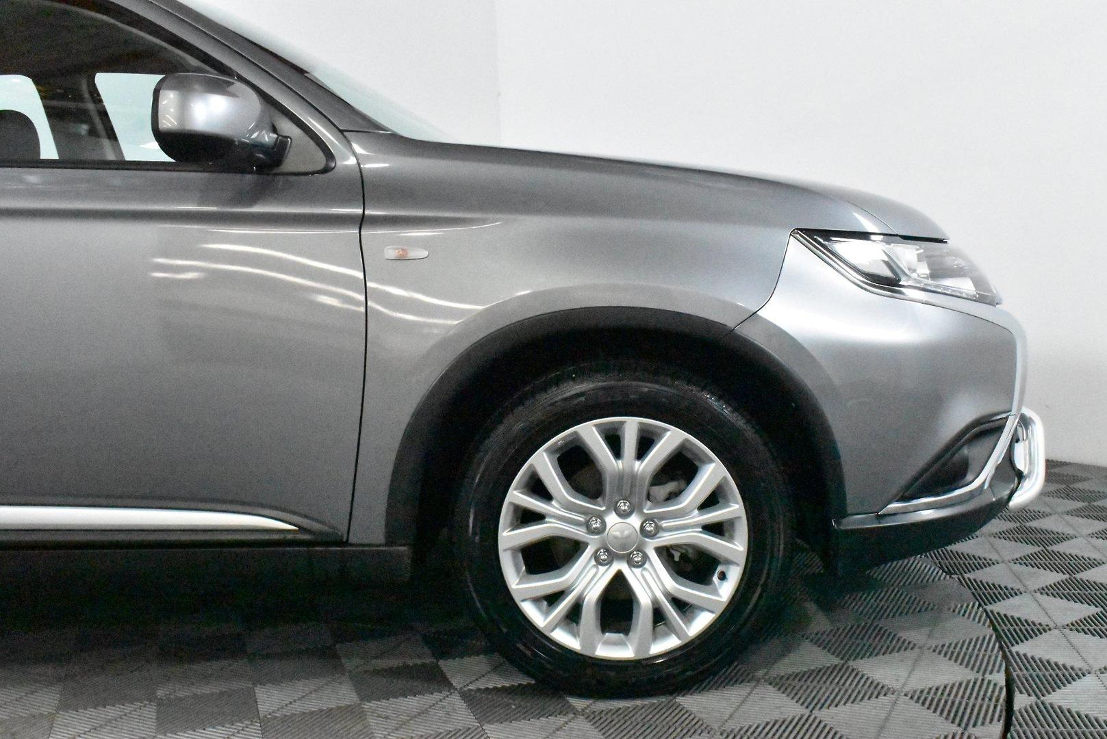 2020 Mitsubishi Outlander ES — photo 18