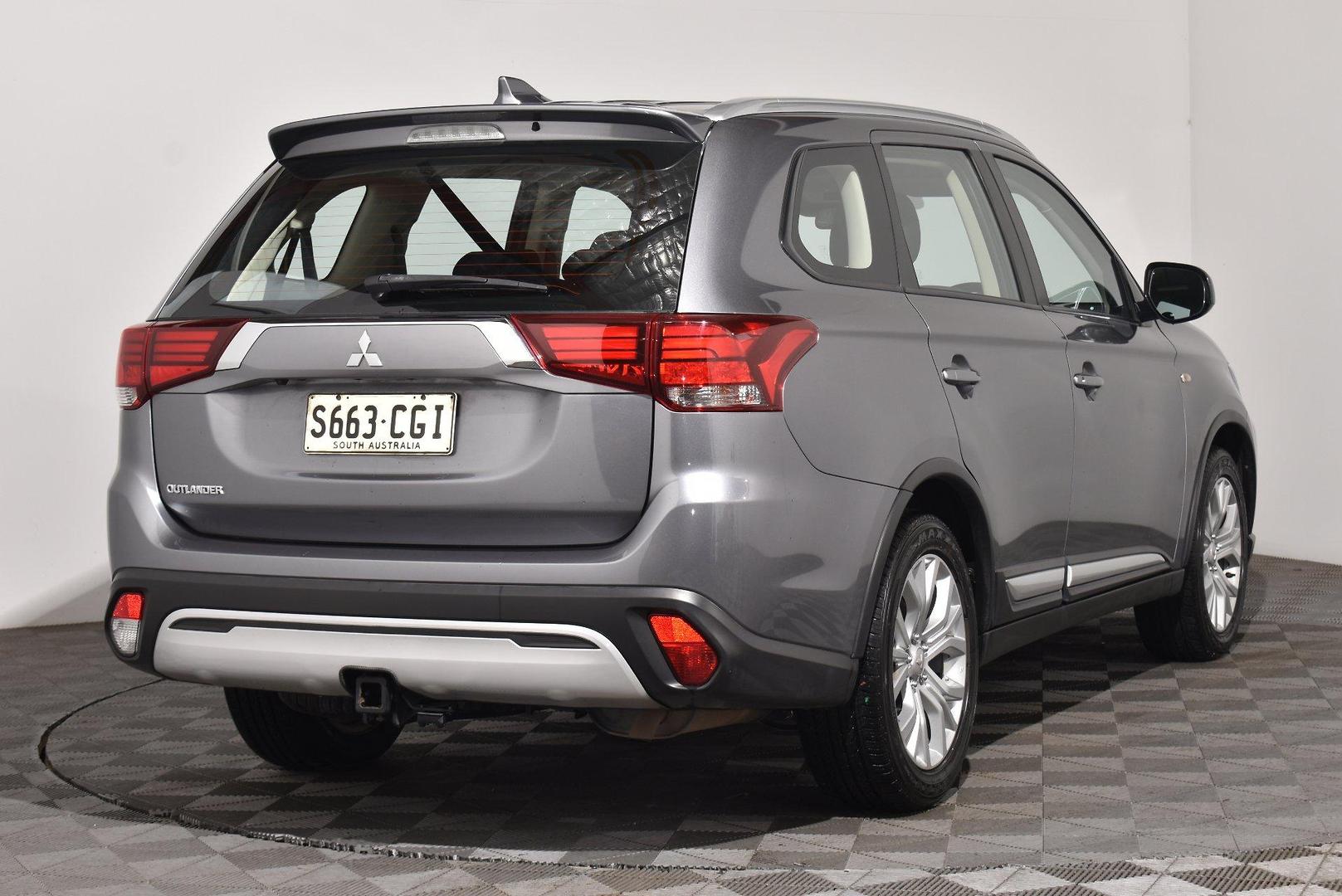 2020 Mitsubishi Outlander ES — photo 2