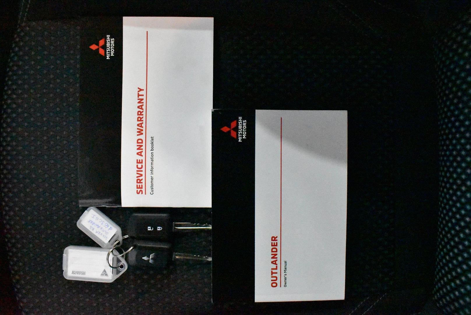 2020 Mitsubishi Outlander ES — photo 25