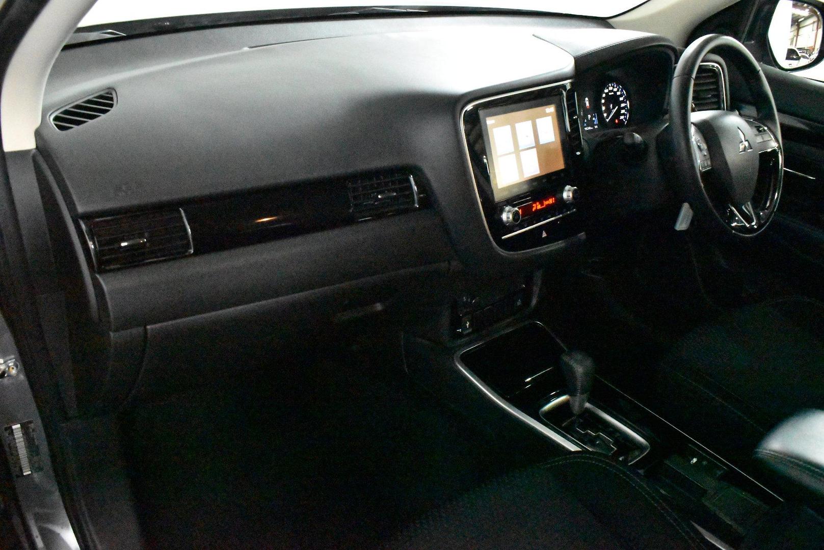 2020 Mitsubishi Outlander ES — photo 6
