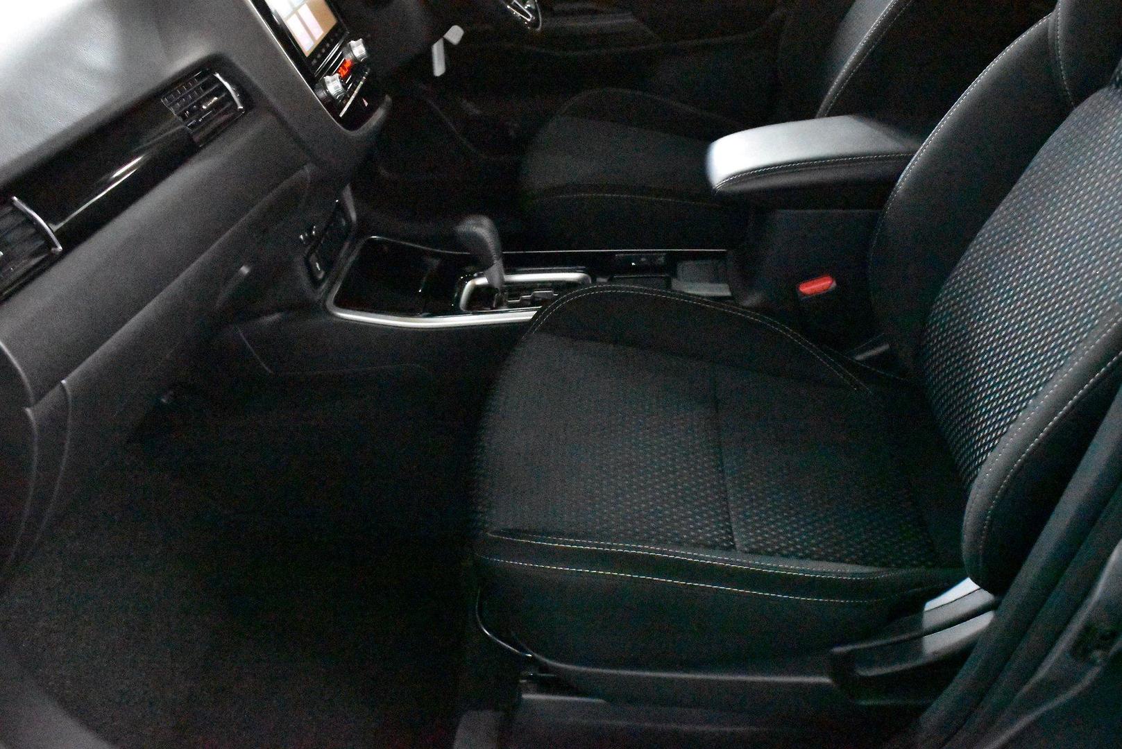 2020 Mitsubishi Outlander ES — photo 7